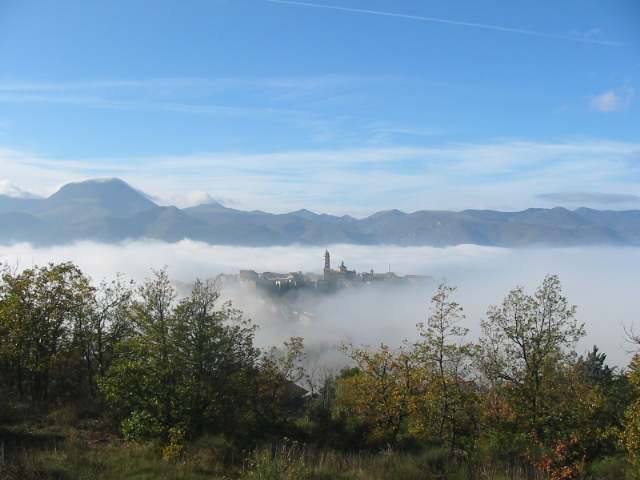 Apiro con il monte San Vicino sullo sfondo